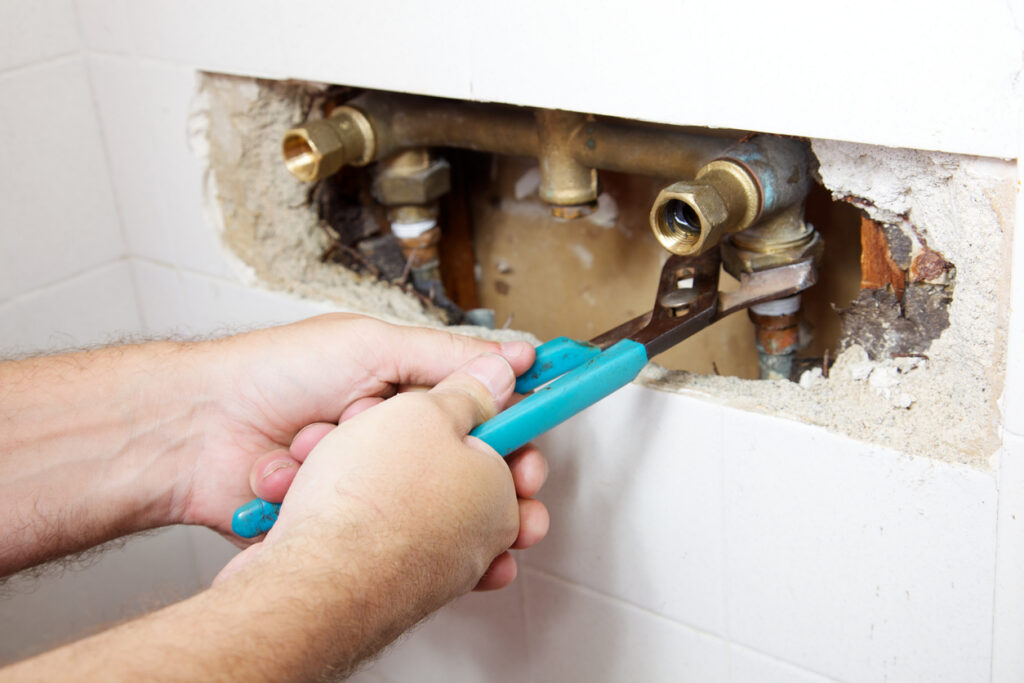 Separating the tub from the wall